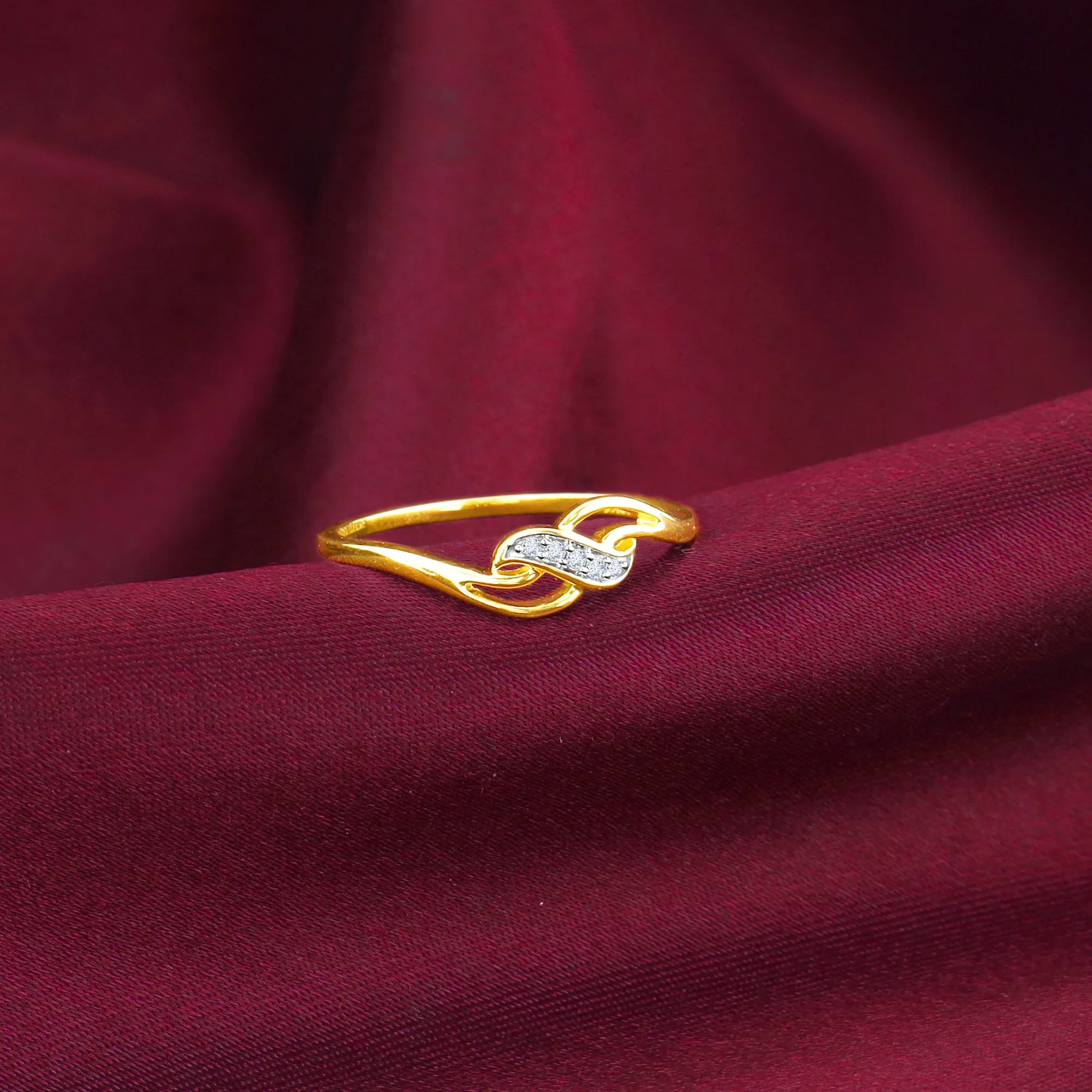 Alluring Gold Diamond Ring with Graceful Design