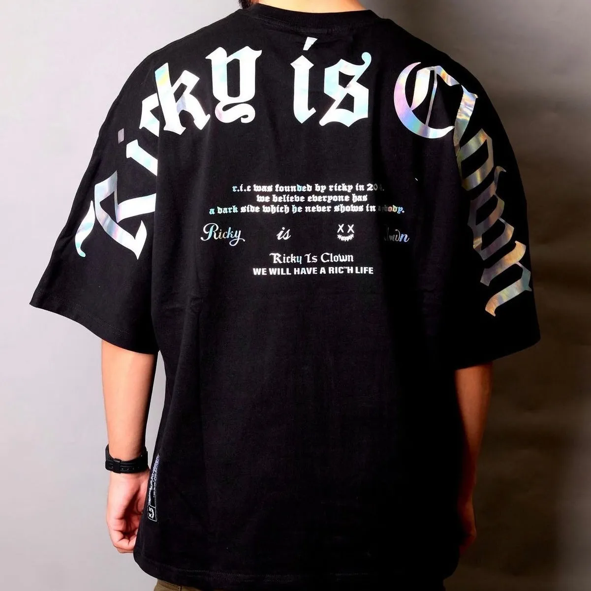 Rickyisclown [RIC] Holographic Gothic Logo Drop Shoulder Oversized Tee Black [R9210322a-PPPP]