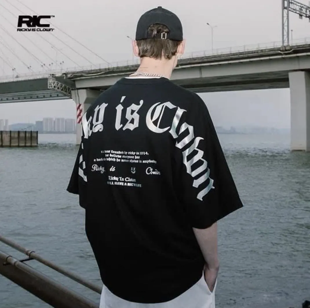 Rickyisclown [RIC] Holographic Gothic Logo Drop Shoulder Oversized Tee Black [R9210322a-PPPP]